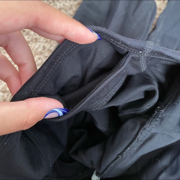 Black Fabletics leggings with mesh side pockets - Picture 3 of 3